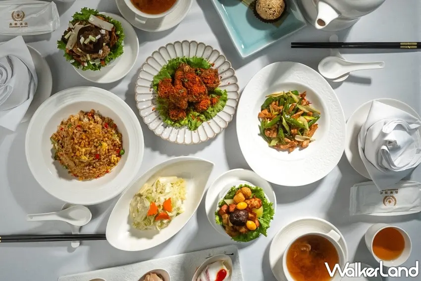 ▲飯店聚餐也能趁旅展優惠先買券!長榮酒店1,888元聯合餐券除了雙人自助百匯,還能選擇中式分享餐與特色料理,從豐盛炒飯、肉類料理到多道精緻菜色,約家人朋友一起吃頓好料更有理由。圖/長榮酒店提供;窩客島整理