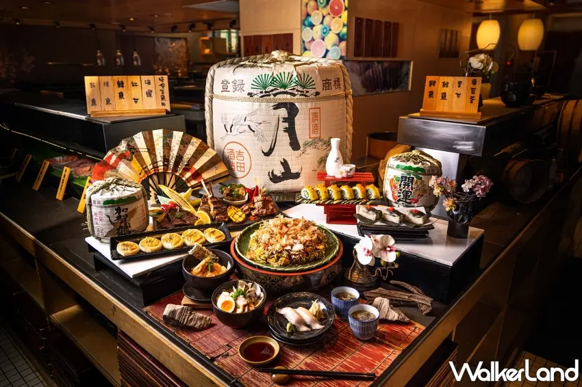 ▲日本料理控看到這桌真的會選擇困難,壽司、海鮮、炸物與各式日式料理擺滿餐檯,光是想著要先吃哪一道就很期待。台北君悅彩日本料理推出6張套券7,620元,平均每人只要1,270元。圖/台北君悅酒店提供;窩客島整理