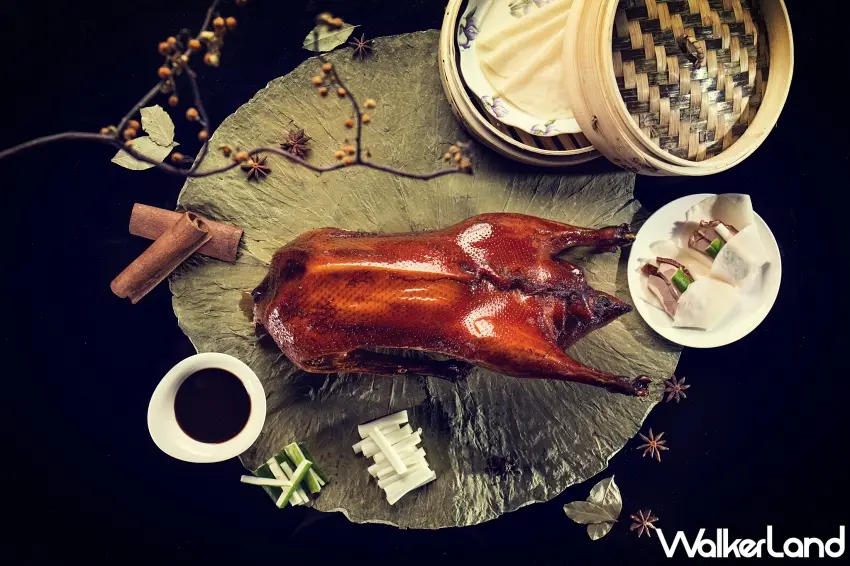 ▲烤得油亮亮的黃金片皮燒全鵝,焦糖色外皮光看就讓人食指大動。台北君悅漂亮廣式海鮮餐廳選用宜蘭4公斤白羅曼鵝,經過醃製、風乾與熱油搶皮,打造酥脆外皮,旅展四人歡享券6,800元。圖/台北君悅酒店提供;窩客島整理