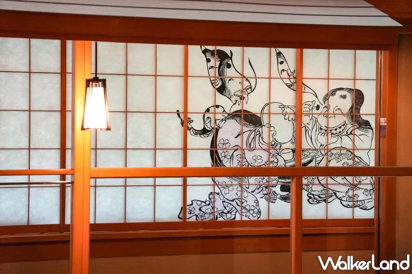 ▲連日式障子拉門都藏著妖怪身影!日勝生加賀屋呼應「百鬼繚亂」特展,將日本經典妖怪「黑齒女」融入館內裝飾,細緻的黑色線條搭配木格拉門與暖色燈光,讓傳統日式空間多了神祕的妖怪故事感,走在飯店裡也能感受百鬼夜行的獨特魅力。圖/日勝生加賀屋提供;窩客島整理