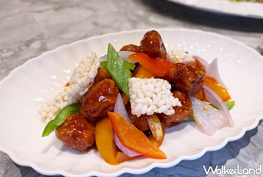 ▲糖醋控看到這盤肯定會心動!芯聚苑「山楂糖醋咕咾肉」裹上油亮酸甜醬汁,搭配繽紛彩椒與酥脆白米香塊,利用山楂果酸帶出清爽滋味,外酥內彈的咕咾肉吃起來更有層次,酸甜開胃又下飯。圖/芯聚苑提供;窩客島整理