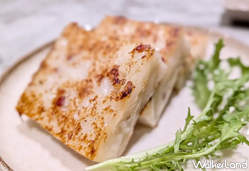 ▲港點控必吃的經典美味!芯聚苑「香煎港式臘味蘿蔔糕」將外層煎出漂亮的金黃焦痕,裡頭保有柔軟水潤的質地,還能吃到蘿蔔絲的自然清甜與臘味鹹香,外酥內嫩的口感,讓人忍不住再夾一塊。圖/芯聚苑提供;窩客島整理