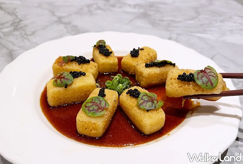 ▲這盤豆腐根本是精緻中菜的小驚喜!芯聚苑「椒麻脆皮豆腐」炸出金黃酥脆外皮,裡頭卻保有豆腐腦般的細嫩口感,再以魚子醬與酸模葉點綴,搭配微麻帶香的特調醬汁,讓平凡豆腐也能吃出細膩層次。圖/芯聚苑提供;窩客島整理