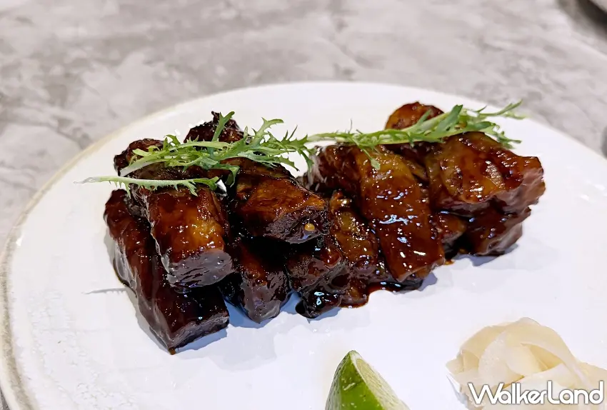 ▲喜歡濃郁牛肉料理,這道真的很有吸引力!芯聚苑「鎮江陳醋牛筋肉腩」將牛筋與牛腩燉煮至軟嫩入味,深褐色醬汁緊緊包覆肉塊,帶著鎮江陳醋特有的微酸香氣,牛筋的膠質口感搭配厚實肉香,越嚼越有滋味。圖/芯聚苑提供;窩客島整理