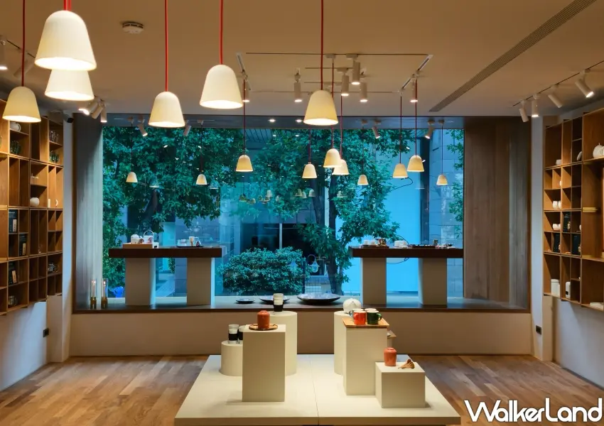 ▲二樓展區如同一座原創茶器設計檔案庫,展示品牌歷年來結合工藝與美學的質感生活物件。(攝影:鄭雅之)