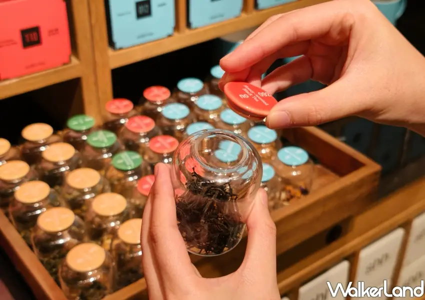 ▲走進一樓散茶區可體驗乾香試聞,無需具備懂茶知識即可憑直覺挑選喜愛的茶款香氣。(攝影:鄭雅之)