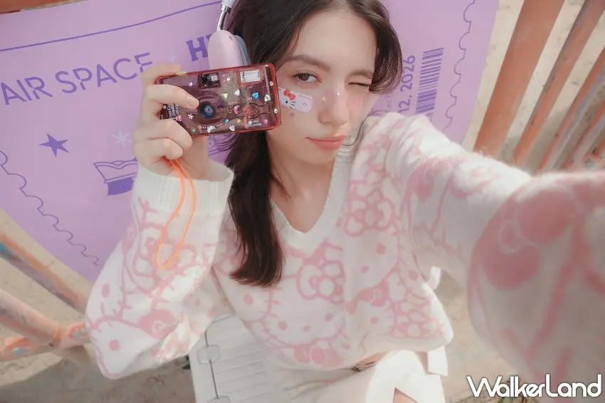 ▲Hello Kitty聯名秋冬新品連自拍都很有戲,粉白配色的滿版角色針織上衣,搭配粉紅耳機與復古透明相機,細看還有滿滿蝴蝶結圖案,甜美中帶著一點俏皮的復古氛圍。圖/AIR SPACE提供;窩客島整理