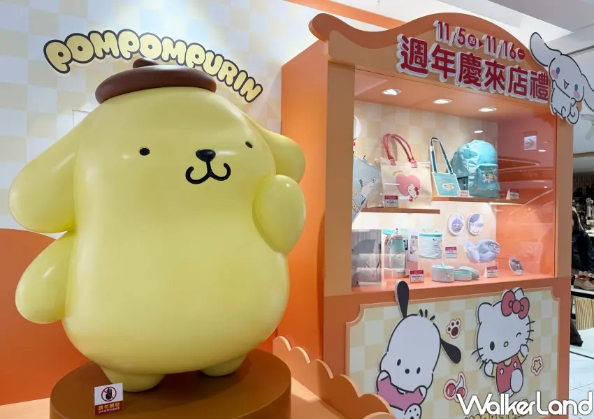 ▲SOGO忠孝館B1特別打造巨大布丁狗公仔打卡點,旁邊櫥窗同步展示週年慶全系列三麗鷗來店禮實品。(攝影:鄭雅之)