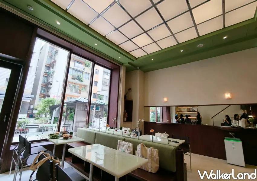 ▲座落於台北東區的ORII MATCHA汲取紐約當代餐廳風格,大片落地窗讓陽光自然灑入室內空間(攝影:鄭雅之)