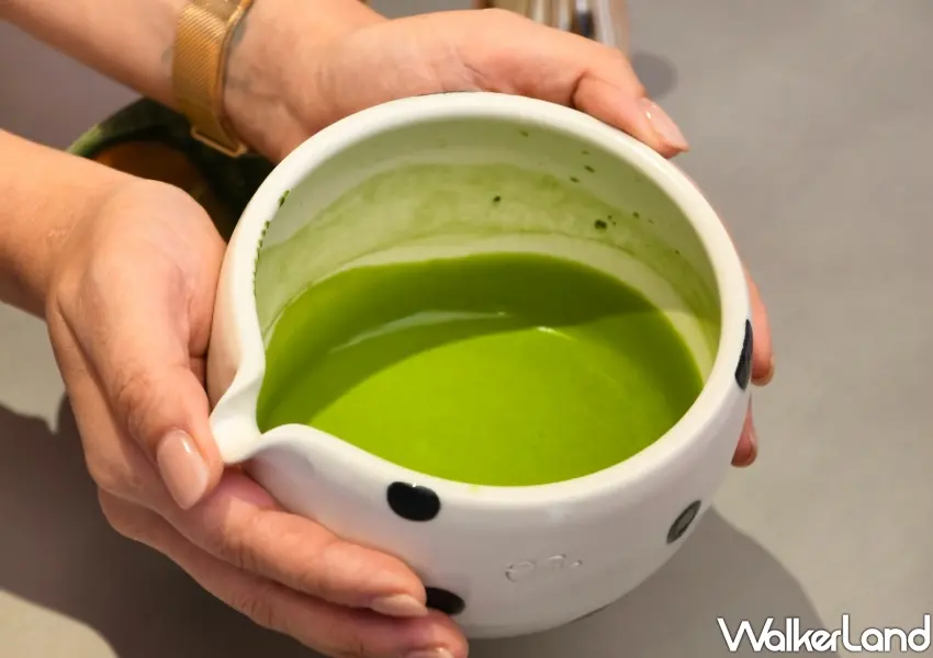 ▲職人現場細心沖刷日本宇治抹茶,將滿滿的療癒儀式感融入ORII MATCHA的美味日常中(攝影:鄭雅之)