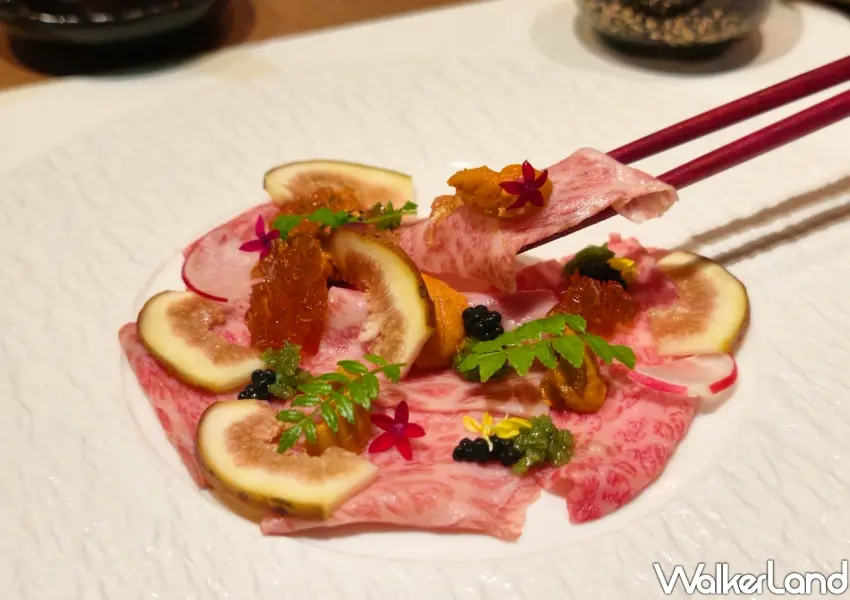 ▲日山割烹壽喜燒前菜選用稀有月眉部位搭配海膽與魚子醬,呈現極致美味的和牛刺身。(攝影:鄭雅之)