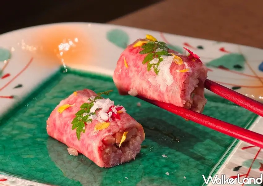 ▲先付山形牛花之卷以沙朗薄片包裹和牛碎肉再撒上淡雪鹽提味,口感極具層次感。(摄影:鄭雅之)