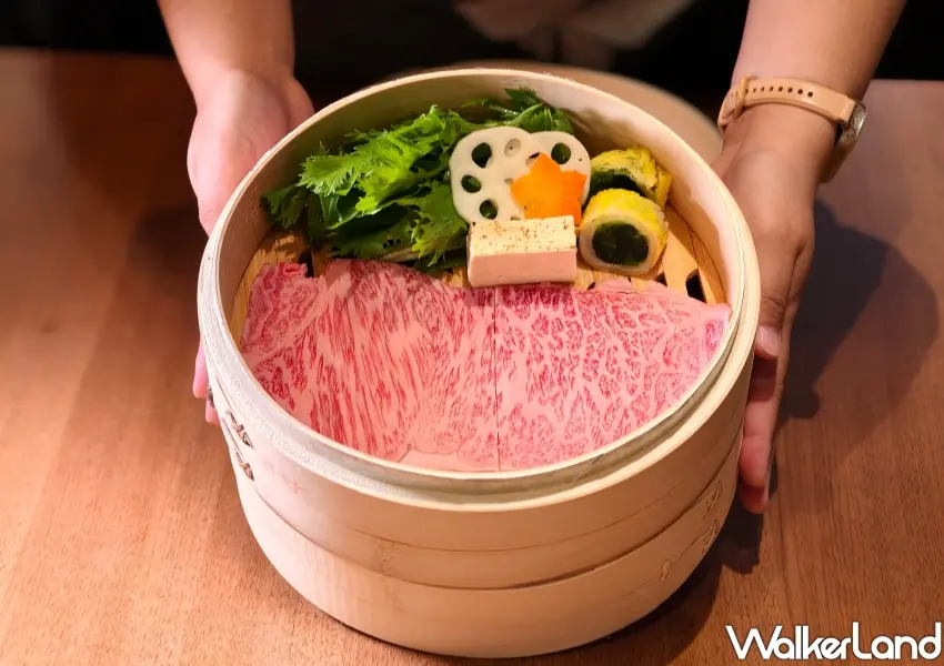 ▲和牛蒸籠蒸以溫和蒸氣帶走多餘油脂,呈現日山極致肉品的清爽風味。(攝影:鄭雅之)