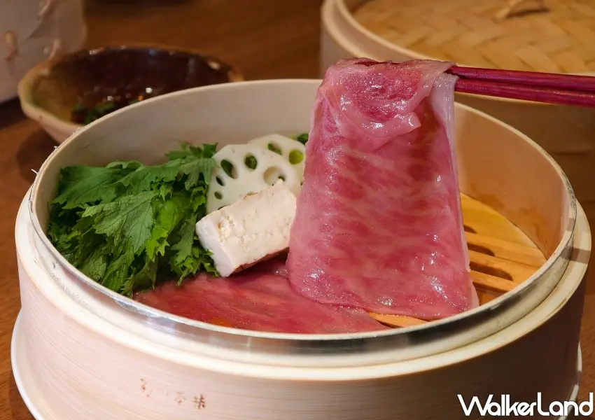 ▲台北日山割烹壽喜燒將頂級山形牛放入蒸籠,鎖住和牛的天然脂香。(攝影:鄭雅之)
