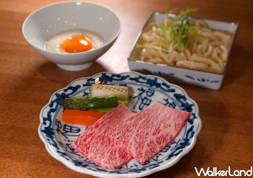 ▲日山割烹壽喜燒限定山形牛全牛宴主打厚切和牛壽喜燒,搭配山藥泥蛋黃醬享用。(攝影:鄭雅之)