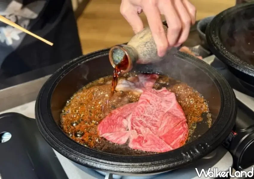 ▲正宗關東壽喜燒將頂級和牛煎香後加入百年獨門醬汁,每月第四個星期二點選指定套餐更享有肩胛部位升級吃到飽。(攝影:鄭雅之)