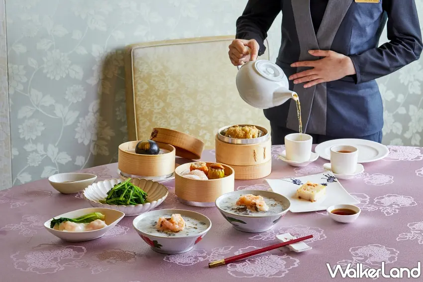 ▲假日就是要悠閒吃港點。圓山大飯店金龍餐廳端出鮮蝦腸粉、鮑魚燒賣等經典港式點心,搭配熱茶慢慢享用,從蒸籠上桌到服務人員斟茶,都很有傳統飲茶的儀式感。旅展早茶雙饗券每張1,299元,週末聚餐又多一個好選擇。圖/圓山大飯店提供;窩客島整理