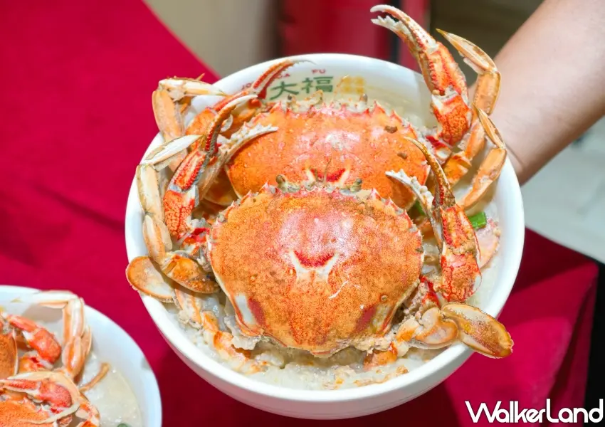 ▲「極鮮雙蟹粥」豪邁放入雙蟹,搭配鮮甜蛤蜊與濃郁蟹膏熬煮,帶來層次豐富的秋蟹美味美食。(攝影:鄭雅之)