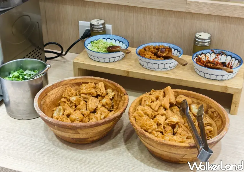 ▲粥大福門市內提供老油條與多款香菜蔥花等配料無限取用,讓海鮮粥風味更加升級。(攝影:鄭雅之)