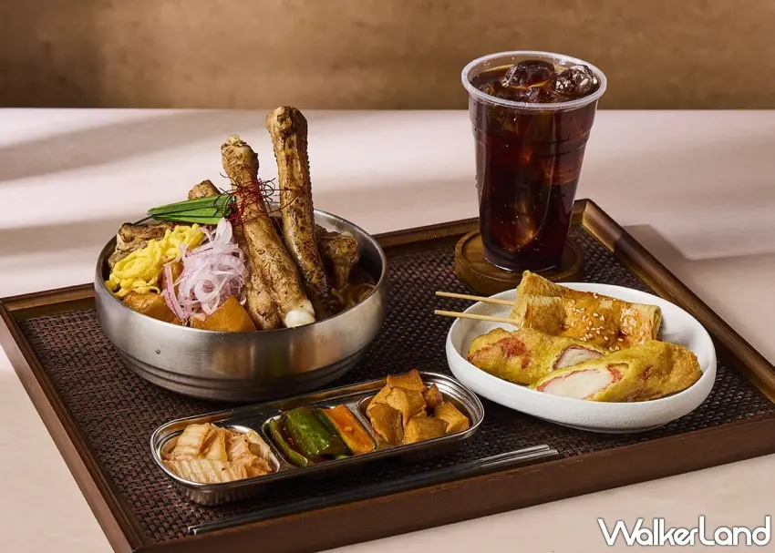 ▲韓式料理控看到這一盤真的會想開吃!大碗韓式麵食搭配肉類、蛋絲與洋蔥絲,旁邊還有韓式小菜、炸物與冰美式,從熱食到冰涼飲品一次擺滿餐桌,完全就是韓系日常用餐的豐富組合。圖/這一鍋餐飲集團提供;窩客島整理