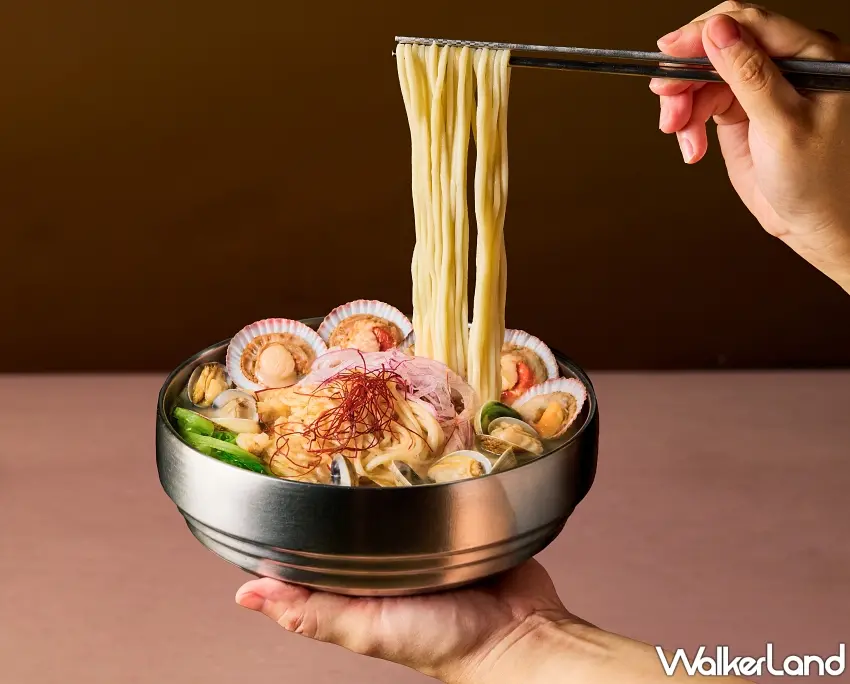 ▲這碗韓式海鮮麵光看就讓人想動筷!麵條從滿滿海鮮配料中夾起,碗裡還有蛤蜊、貝類與蔬菜,搭配韓式湯麵的熱騰騰氛圍,讓喜歡海鮮與麵食的人一次滿足,也展現釜山製麵所主打的韓式麵食特色。圖/這一鍋餐飲集團提供;窩客島整理