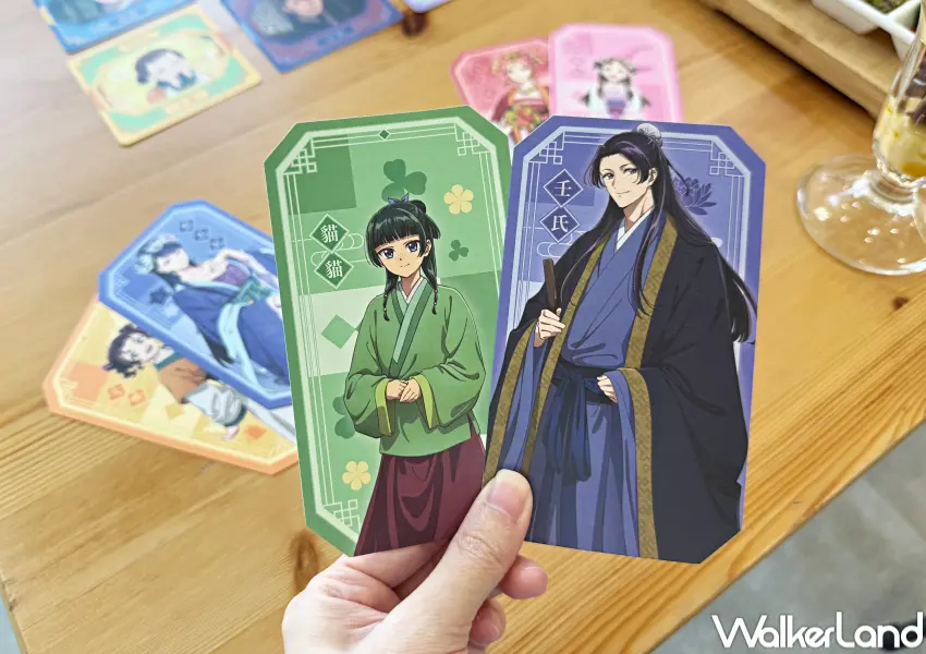 ▲來藥師少女的獨語咖啡廳用餐,就能免費拿到來店特典「花影人物箋」。(攝影:鄭亦庭)