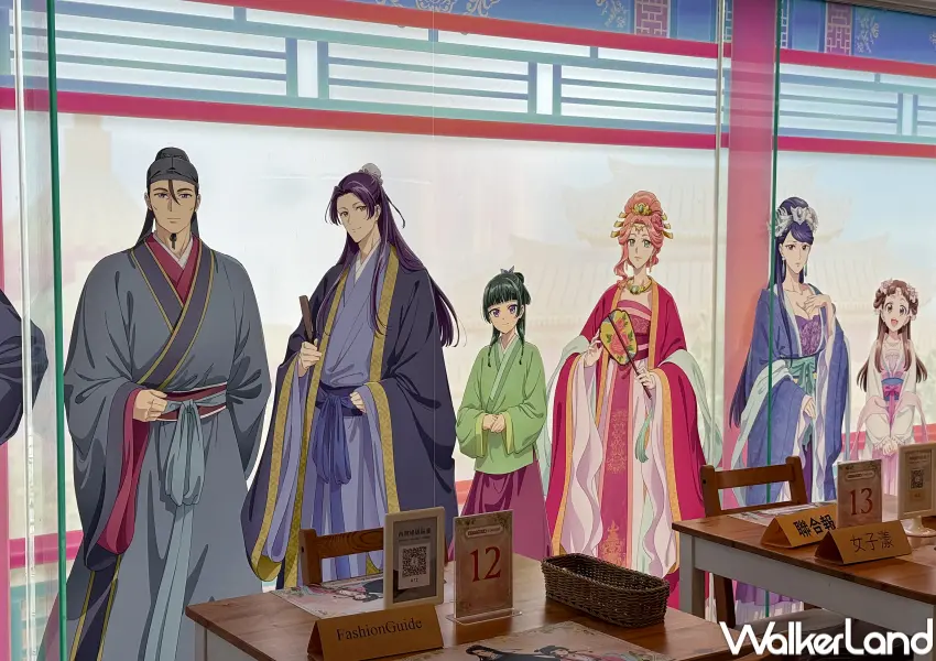 ▲藥師少女的獨語咖啡廳打卡點!座位區整排角色窗貼陪你吃。(攝影:鄭亦庭)