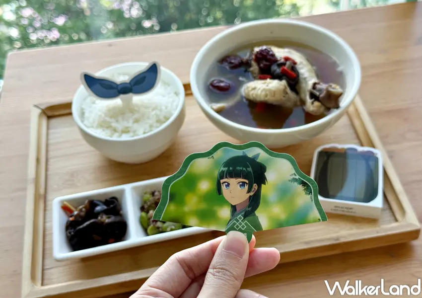 ▲點藥師少女角色主題餐送小卡!貓貓藥膳雞湯、玉葉妃煙燻鮭魚粉紅醬燉飯等4款。(攝影:鄭亦庭)