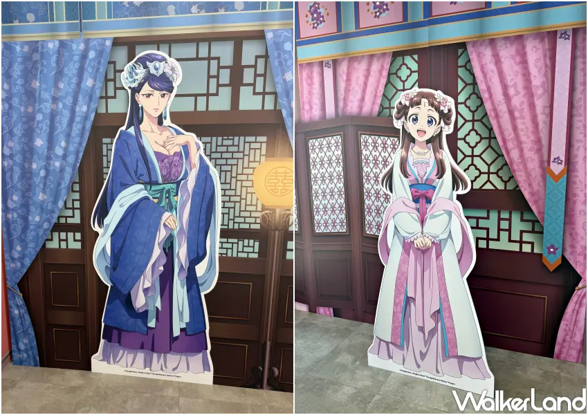 ▲藥師少女的獨語咖啡廳打卡點!玉葉妃、梨花妃、里樹妃立牌搭配宮廷背景。(攝影:鄭亦庭)