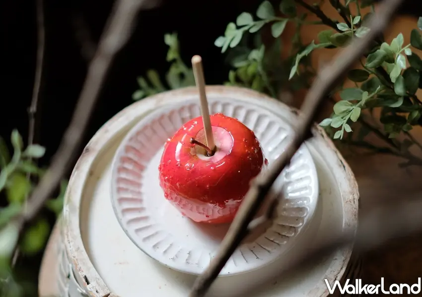 ▲東京知名蘋果糖品牌POMME d'AMOUR Tokyo選用鮮脆蘋果包裹晶亮糖衣,酸甜爽脆口感創下單日銷售千顆的搶購紀錄。
