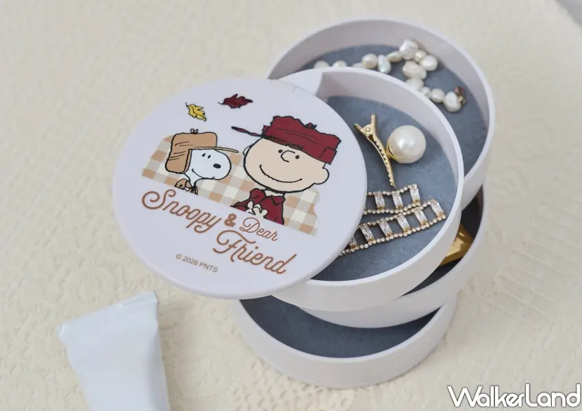 ▲梳妝台整理神器「SNOOPY旋轉收納盒」,旋轉分層便利收納飾品,最上層掀蓋鏡面方便隨時整理儀容。
