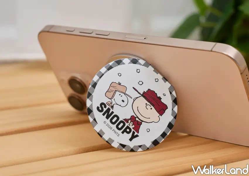 ▲二合一設計的「SNOOPY隨身鏡磁吸支架」,兼具手機支架與隨身鏡功能,是通勤補妝與追劇的最佳好夥伴。