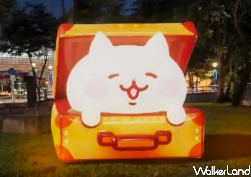 ▲卡娜赫拉的小動物中的貓咪角色坐在黃色行李箱中,2026新北耶誕城戶外草坪上的巨型充氣裝置完美呼應萌幻旅行主題。