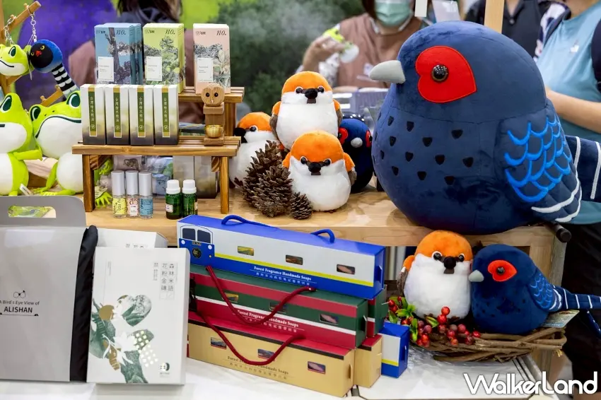 ▲圓滾滾的台灣野生動物布偶也太可愛!深藍色帝雉搭配橘白色小鳥玩偶,療癒造型讓人忍不住多看幾眼。2026 ITF旅展國家森林館以霧林帶為主題,帶來人氣「山林製造」系列布偶,喜歡動物周邊與台灣山林文化的朋友,這一區值得排進逛展清單。圖/台灣觀光協會提供;窩客島整理