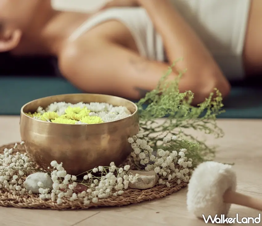 ▲原來放鬆也能很有儀式感!嵨開安旅安排頌缽浴與靜心體驗,搭配花草布置與柔和的空間氛圍,透過聲音與身體覺察練習,讓平常停不下來的思緒慢慢沉澱,享受專屬自己的療癒片刻。圖/嵨開安旅提供;窩客島整理
