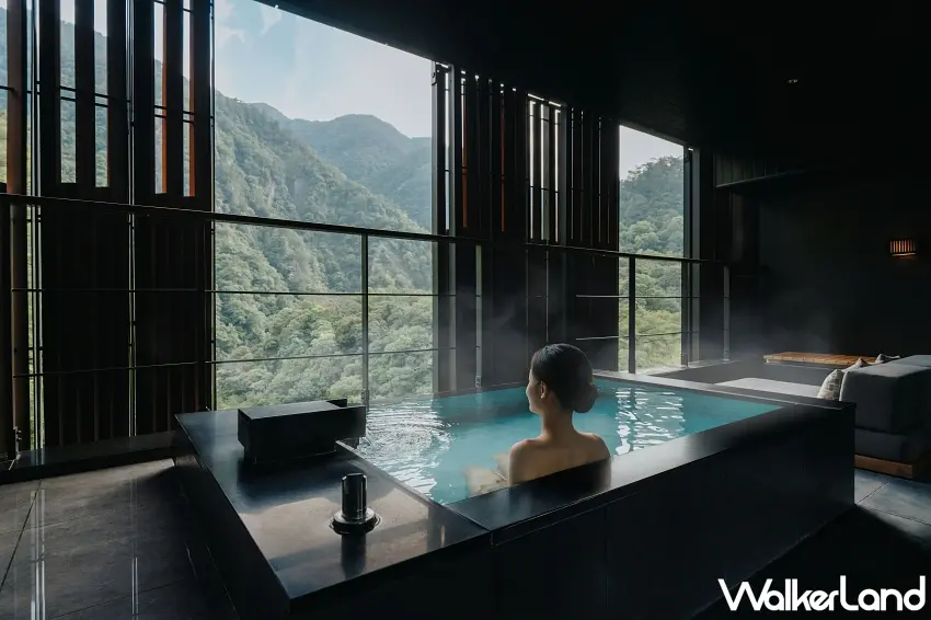 ▲一邊泡溫泉一邊看山景,這才是秋冬度假的正確打開方式!虹夕諾雅谷關客房設有半露天溫泉浴池,大片開放式景觀將山林綠意帶進室內,泡湯時還能欣賞遠方層層山巒,完全不想起身。圖/虹夕諾雅谷關提供;窩客島整理