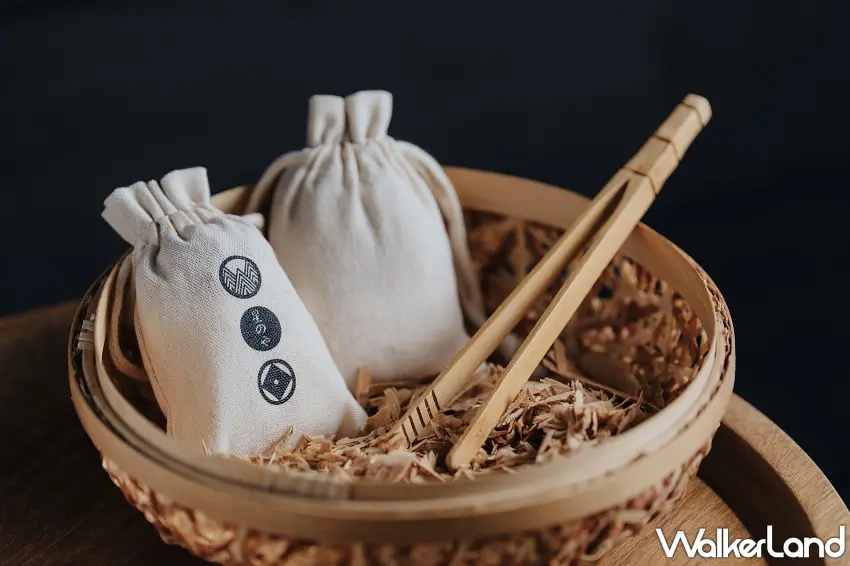 ▲喜歡木質香氣的人一定會想收藏!虹夕諾雅谷關推出山林香氛袋手作體驗,把檜木、杉木刨花與陳皮裝進質樸的棉麻小袋,搭配竹籃與木質材料,將谷關森林的自然氣息變成可以帶回家的旅行紀念。圖/虹夕諾雅谷關提供;窩客島整理