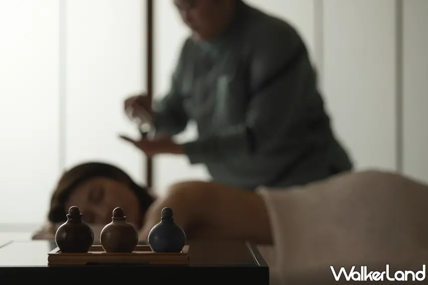 ▲秋冬泡完溫泉,再安排一場芳療按摩真的很享受!虹夕諾雅谷關推出結合溫泉的養生SPA,提供精油按摩「潤」、翡翠石熱能「翠」及背部經絡伸展「律」等療程,在安靜柔和的日式芳療空間裡,享受專屬自己的放鬆時光。圖/虹夕諾雅谷關提供;窩客島整理