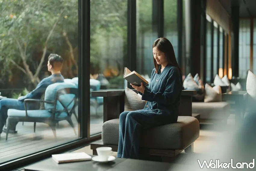 ▲來虹夕諾雅谷關度假,連看書都能變成一種享受!寬敞閱覽室以溫潤木質書架、柔和燈光與舒適沙發打造日式質感空間,隨手挑一本喜歡的書,窩在座位上慢慢翻閱,不趕行程也能享受悠閒的山林假期。圖/虹夕諾雅谷關提供;窩客島整理
