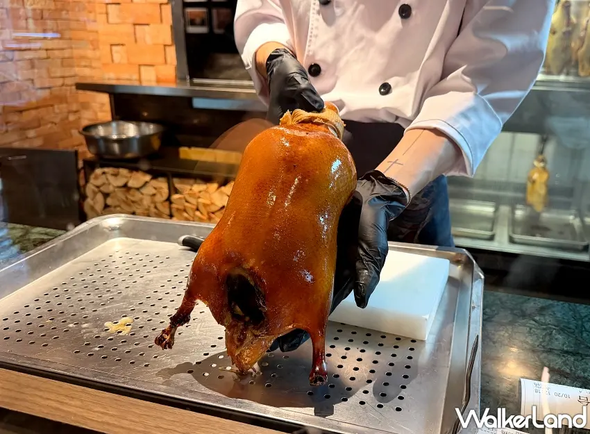 ▲整隻金黃油亮的掛爐烤鴨一上桌,立刻成為全場焦點。劉家宴選用花東縱谷放養75天的櫻桃鴨,經過細緻風乾與掛爐烘烤,烤出誘人的焦糖色澤,光看飽滿鴨身與亮澤酥皮就讓人食指大動。圖/劉家宴提供;窩客島整理