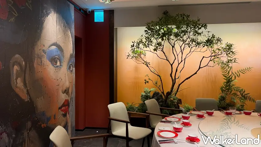 ▲藏在信義區商辦大樓裡的劉家宴,連聚餐空間都很有質感。大圓桌搭配紅白餐具,牆面大型人物藝術畫作與室內綠植相互呼應,讓傳統中式宴席多了現代設計氛圍,無論商務宴客或家族聚會都相當合適。圖/劉家宴提供;窩客島整理