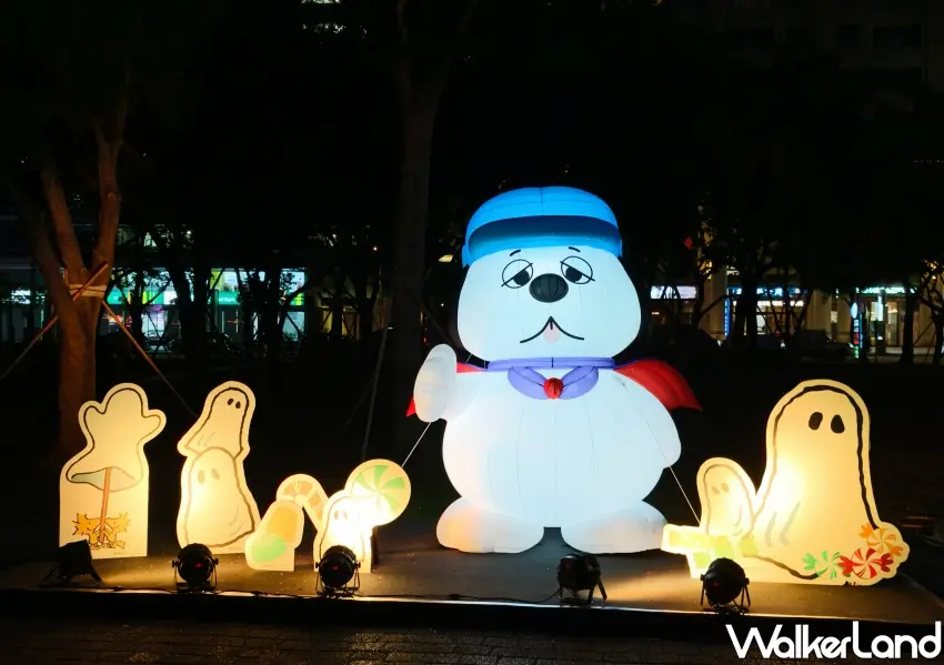 ▲歐拉夫幽靈派對進駐桃園藝文廣場,變裝成吸血鬼造型的歐拉夫氣偶搭配俏皮幽靈造景,吸睛度滿分。(攝影:鄭雅之)