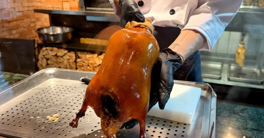 信義區這間中餐廳太有功夫！劉家宴金牌烤鴨酥脆上桌、666刀蓑衣黃瓜超吸睛，10人尾牙宴18,888元起