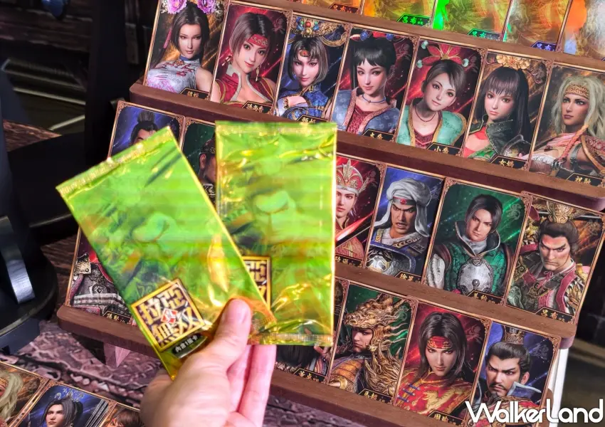 ▲單筆消費滿200元即可獲贈真三國無雙武將收藏卡一包,全系列共43款盲盒隨機贈送,吸引許多玩家與饕客收藏。(攝影:鄭雅之)