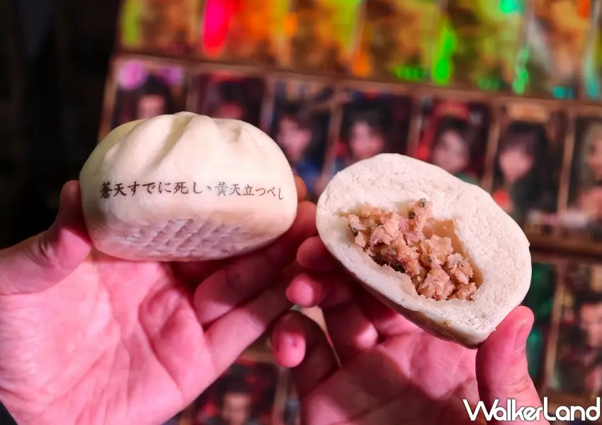 ▲無雙肉包表皮特別烙印上遊戲武將的經典台詞,外皮蓬鬆柔軟且內餡鮮甜多汁,全系列共10款隨機出餐。(攝影:鄭雅之)