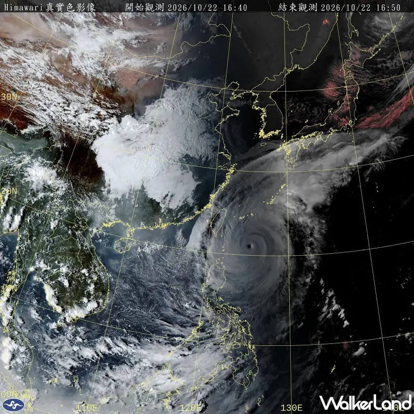 ▲強颱薔琵的螺旋雲系在紅外線雲圖上格外醒目,紅色、白色與紫色雲帶層層環繞颱風中心,呈現不同雲頂溫度分布。10月22日下午的衛星觀測顯示颱風雲系相當廣闊,接下來的移動方向與風雨變化值得持續關注。圖/中央氣象署提供;窩客島整理