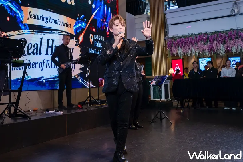 ▲阿沁直接把麗星郵輪「探索星號」變成海上演唱會。站上舞台唱起經典金曲,搭配現場樂團演出,熟悉的旋律一響起,瞬間勾起歌迷的青春回憶,搭郵輪也能享受近距離聽歌的樂趣。圖/麗星郵輪提供;窩客島整理