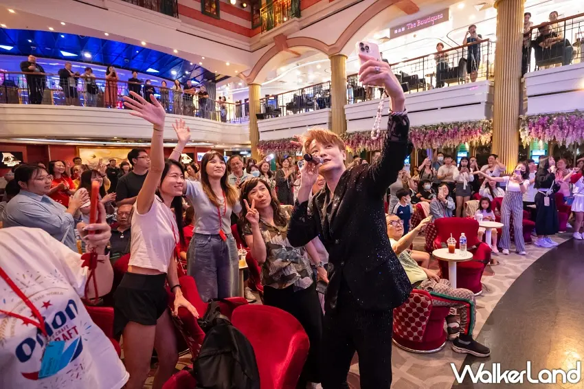 ▲這場海上同學會KTV也太有參與感。阿沁走近旅客席,拿起手機與大家開心自拍,現場不少旅客舉手、拿手機記錄,連樓上觀眾都一起圍觀,讓整艘郵輪充滿熱鬧的音樂派對氣氛。圖/麗星郵輪提供;窩客島整理