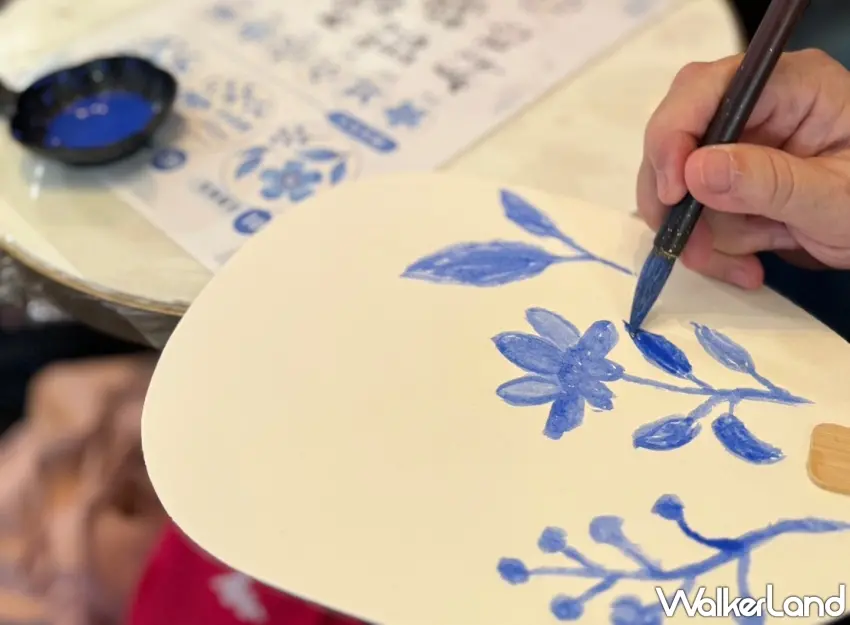▲搭郵輪還能體驗充滿東方美學的藝術手作。墨兒藝術「青花拾光.手繪藝術扇」以扇面當畫布,拿起畫筆慢慢描繪藍色花卉與枝葉,簡約的藍白配色充滿雅緻感,親手完成的作品還能帶回家當旅行紀念。圖/麗星郵輪提供;窩客島整理
