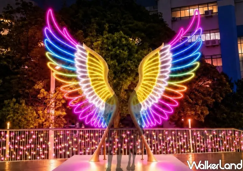 ▲府中廣場「彩翼啟程」以七彩發光翅膀閃耀夜空,熱門打卡亮點讓2026新北耶誕城更添夢幻色彩。